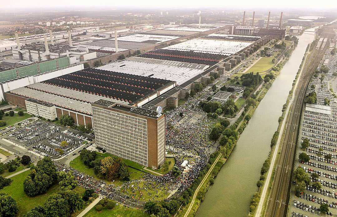 Ums VW-Gesetz wird schon länger gestritten. Diese Aufnahme entstand bei einer Demonstration der IG Metall im September 2008. Die Arbeitnehmer sehen das Gesetz als wichtigen Schutz vor Standortverlagerungen.