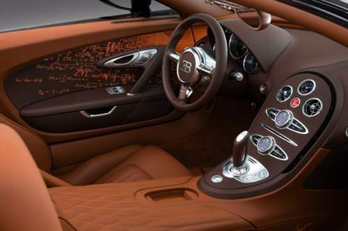 Innen und außen zieren Formeln den Veyron Venet - Eine Hommage an die aufwändige Technik.