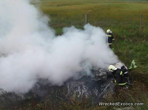 Löschversuche: Die Feuerwehr kämpft gegen die Flammen. Für das Auto ist es bereits zu spät