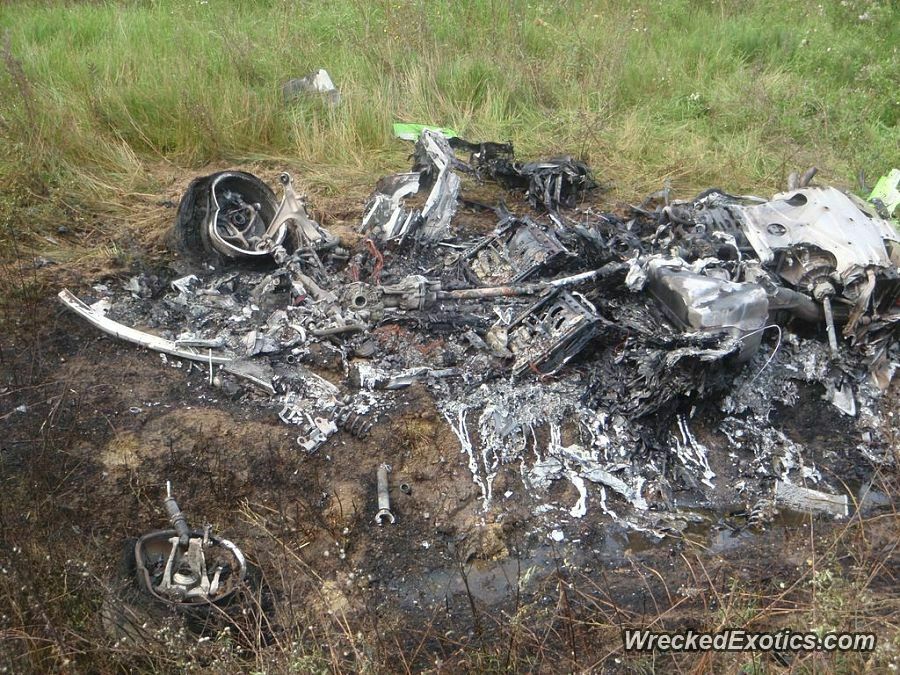 Geschmolzenes Metall: Aus dem 610-PS-Sportler wurde ein beinahe unidentifizierbares Wrack