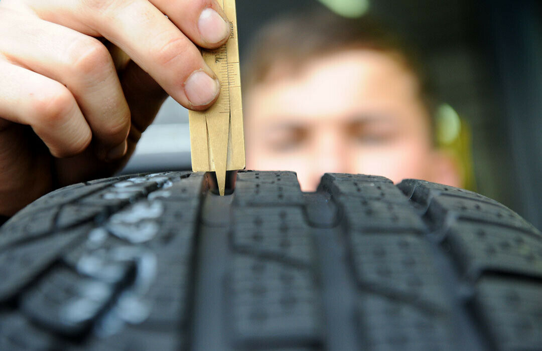 Gesetzlich sind nur 1,6 Millimeter Profiltiefe vorgeschrieben. Experten raten zu mindestens vier Millimetern