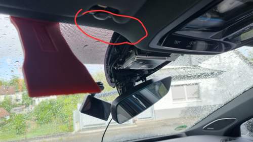 Zu. 3: Hier Stecker Dashcam durchziehen