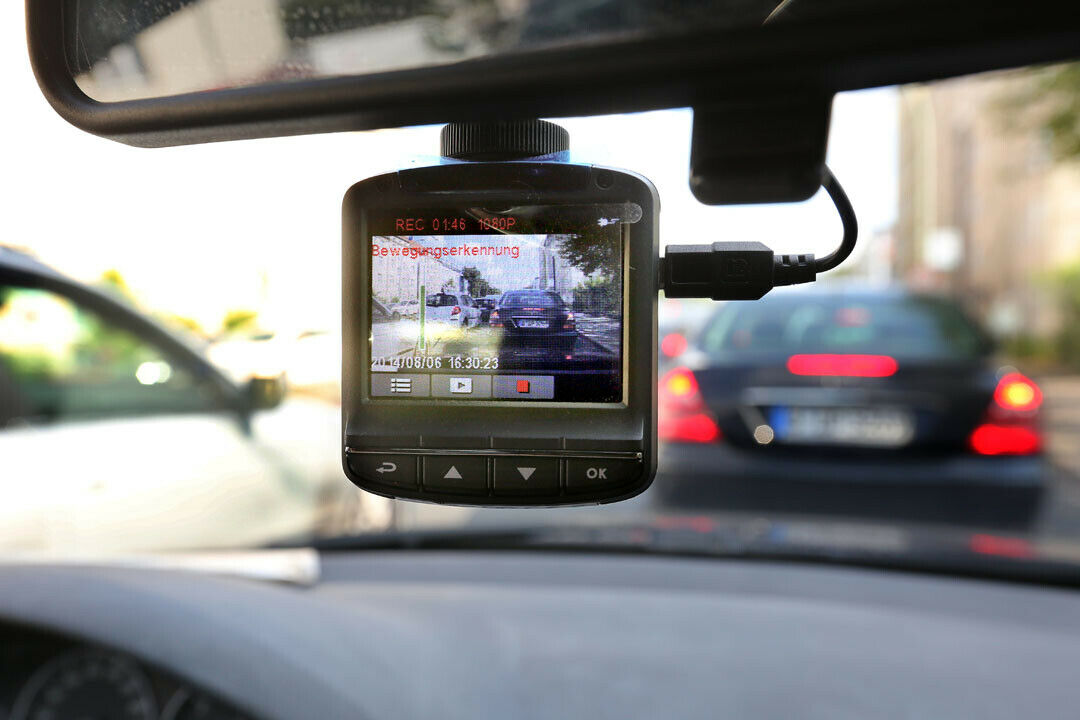 Die Videokamera fürs Auto zeichnet das Verkehrsgeschehen auf