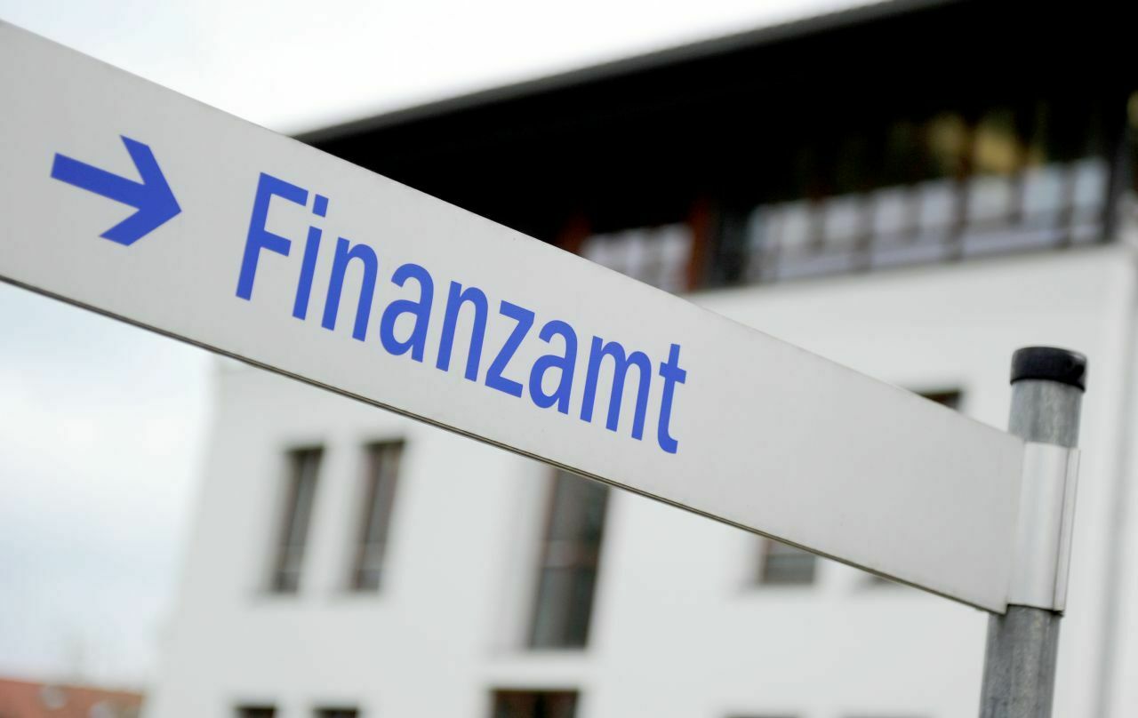 Hier bitte nicht mehr: Seit diesem Monat leiten die Finanzämter eingehende Kfz-Steuerzahlungen nicht mehr an die zuständigen Stellen weiter