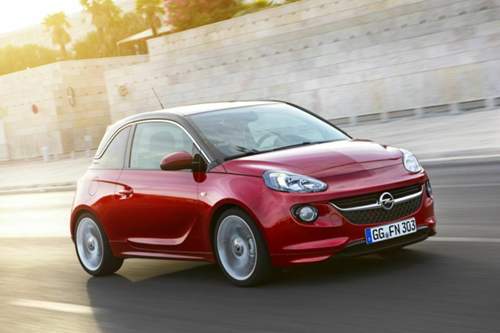 Der Opel Adam fährt zerkleinerte Flaschendeckel durch die Gegend