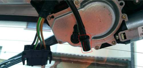 Adapter? am Schlauch rot mit Haarriss!