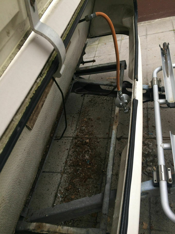 Deichselkastenboden durchgefault! Kein TÜV, wie reparieren?