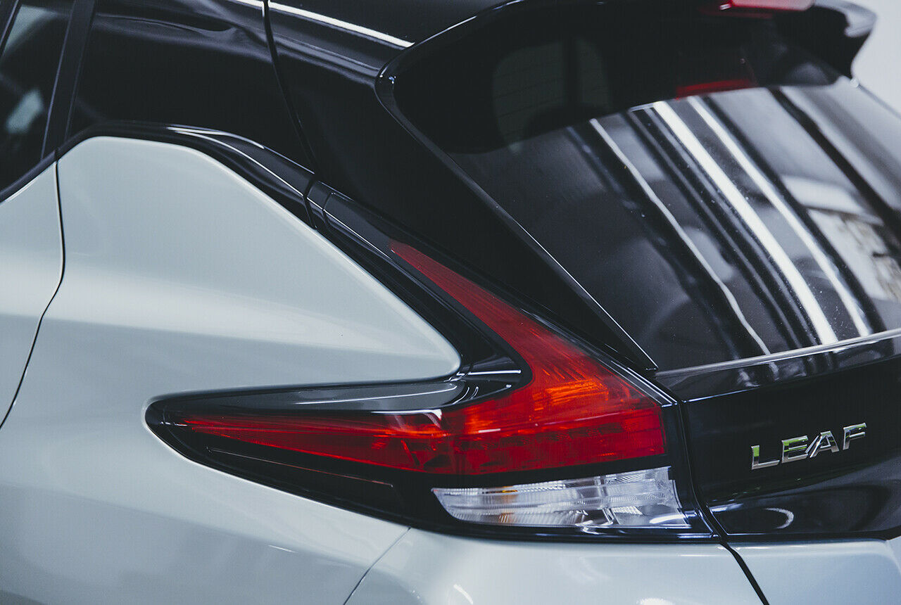 Die Rückleuchten strahlen am Nissan Leaf immer mit LED-Technik