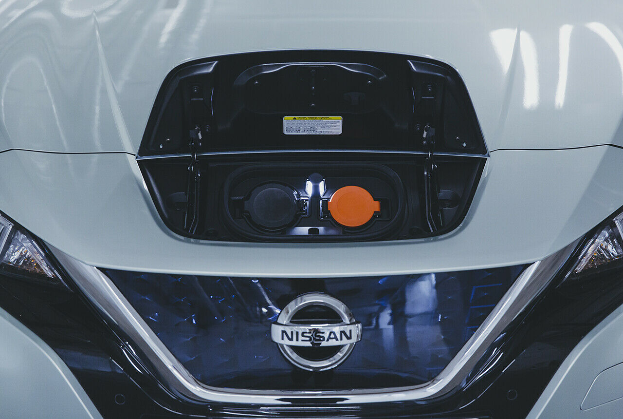 Der Leaf kommt, vom Basismodel abgesehen immer mit zwei Ladeanschlüssen, Typ 2 (bis 6,6 kW) und Chademo (bis 50 kW) sind an Bord