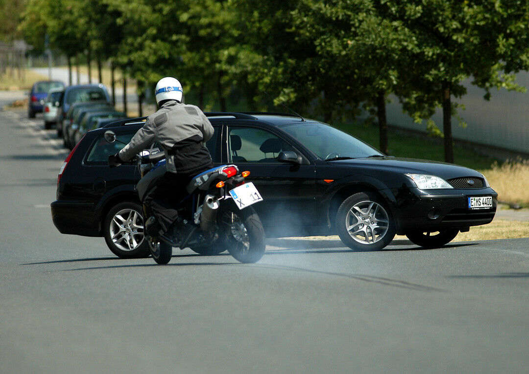 Unfallvermeidung wird bei einem Fahrtraining geschult. Denn neben moderner Technik bleibt fahrerisches Können ein wichtiger Sicherheitsaspekt