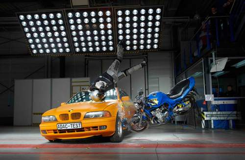 Gut gepolstert: Eine Airbag-Weste bietet Extraschutz für Oberkörper und Hals. Das Exemplar von Dainese - hier im ADAC-Test - wird per Funk ausgelöst, wenn der Motorradfahrer vom Sattel fliegt