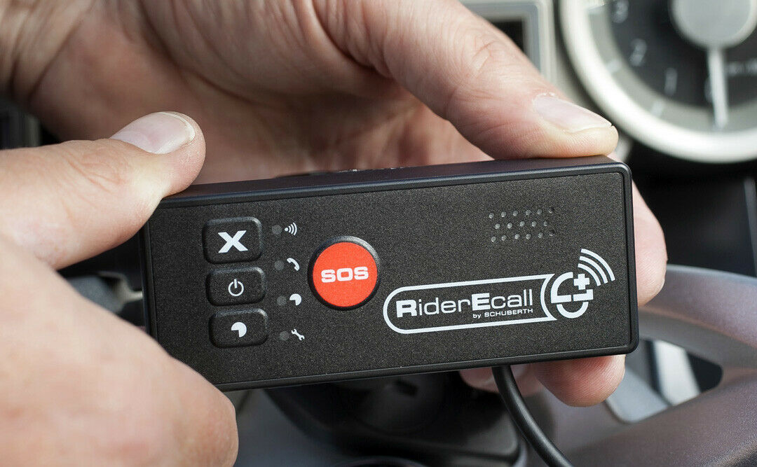 Das System RiderEcall von Schuberth setzt nach einem Unfall automatisch oder auf Knopfdruck einen Notruf ab. Ein Modul (im Bild) wird am Motorrad montiert, ein zweites am Helm