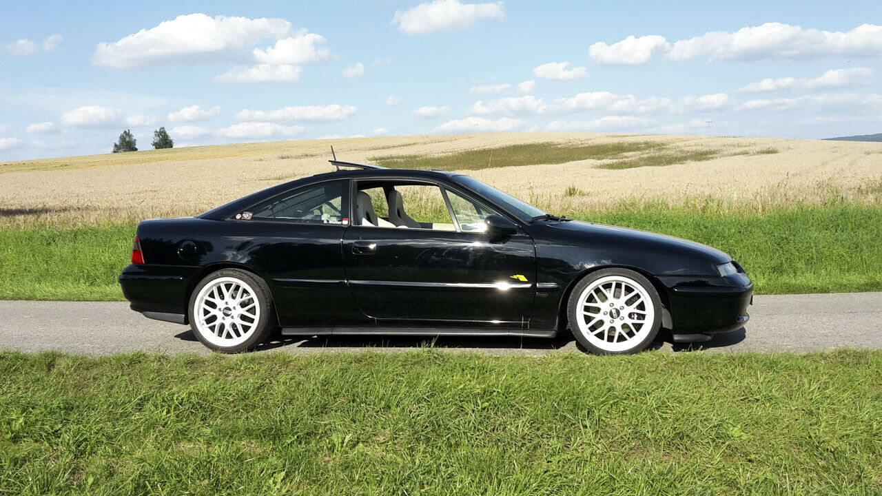 1993 kam der Calibra erstmals in der DTM zum Einsatz, allerdings erst beim Saisonfinale. 1994 saß Ex-Formel-1-Weltmeister Keke Rosberg am Steuer