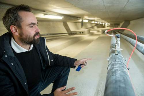 Der Bauingenieur Ingmar Stade sitzt vor einem Sensor, der im Inneren der ersten "intelligenten" Autobahnbrücke die Beschleunigung in den Spanngliedern der Brücke misst