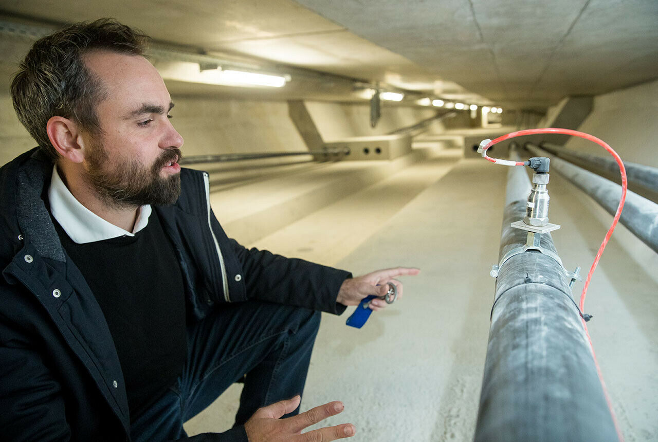 Der Bauingenieur Ingmar Stade sitzt vor einem Sensor, der im Inneren der ersten "intelligenten" Autobahnbrücke die Beschleunigung in den Spanngliedern der Brücke misst