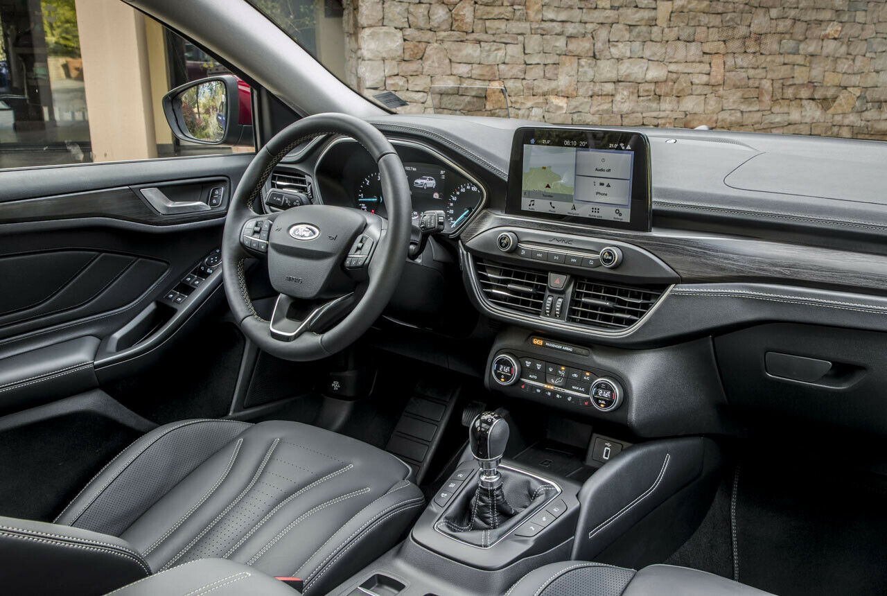 Das Infotainmentsystem bringt Ford auf den neuesten Stand. Das schöne Holzdekor gehört zur Vignale-Ausstattung