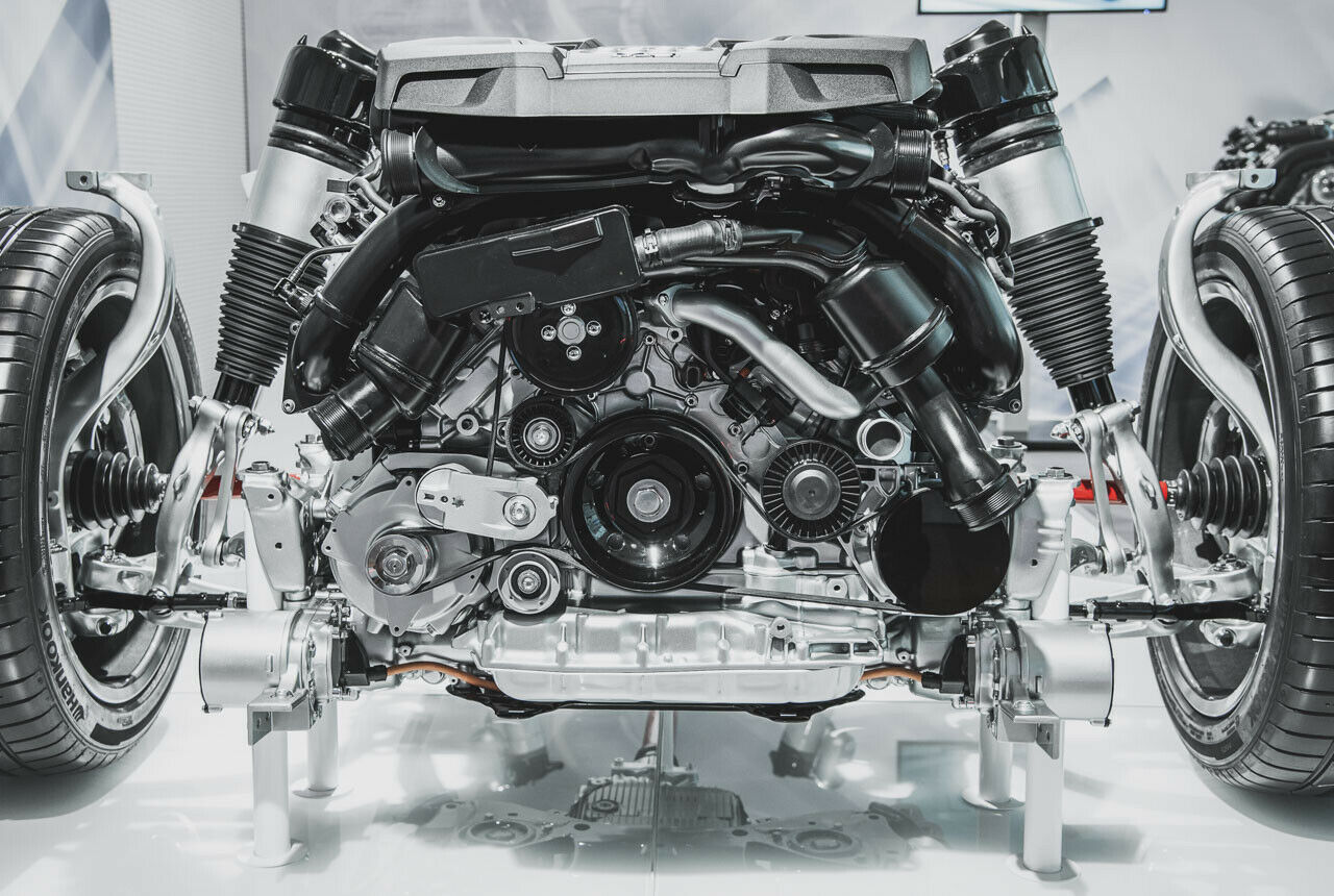 Neu im Audi A8: Ein Startergenerator treibt per Riemen die Kurbelwelle an. Er soll Strom sparen
