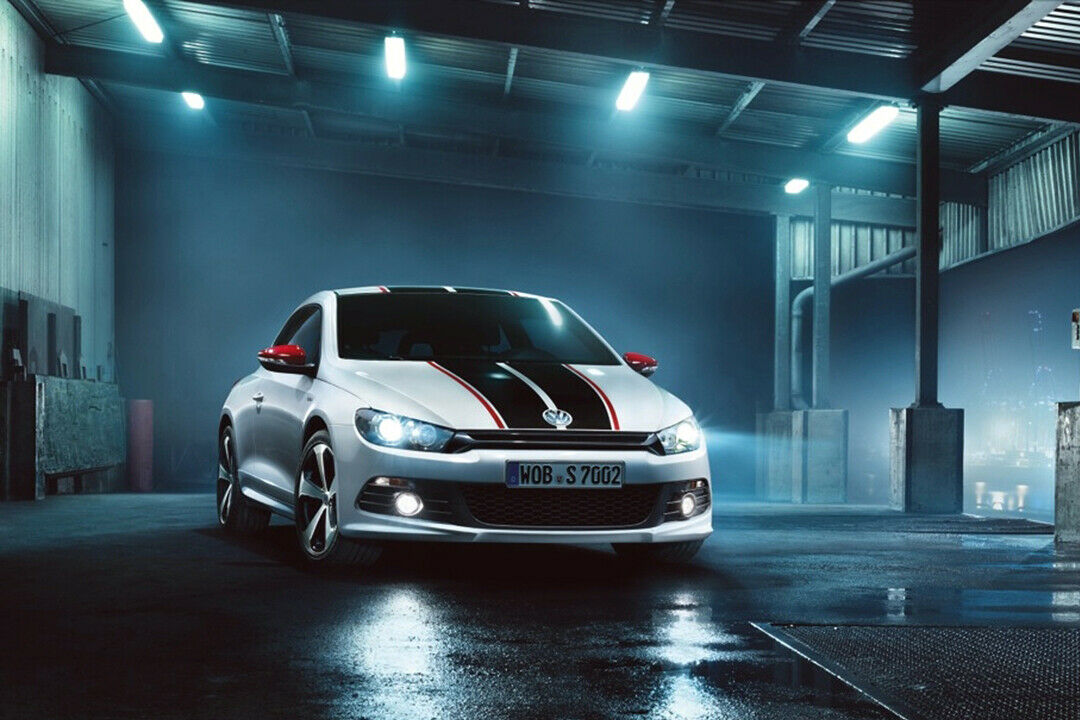 Äußerlich ist der VW Scirocco GTS an den roten Bremssätteln und den Rallye-Streifen zu erkennen