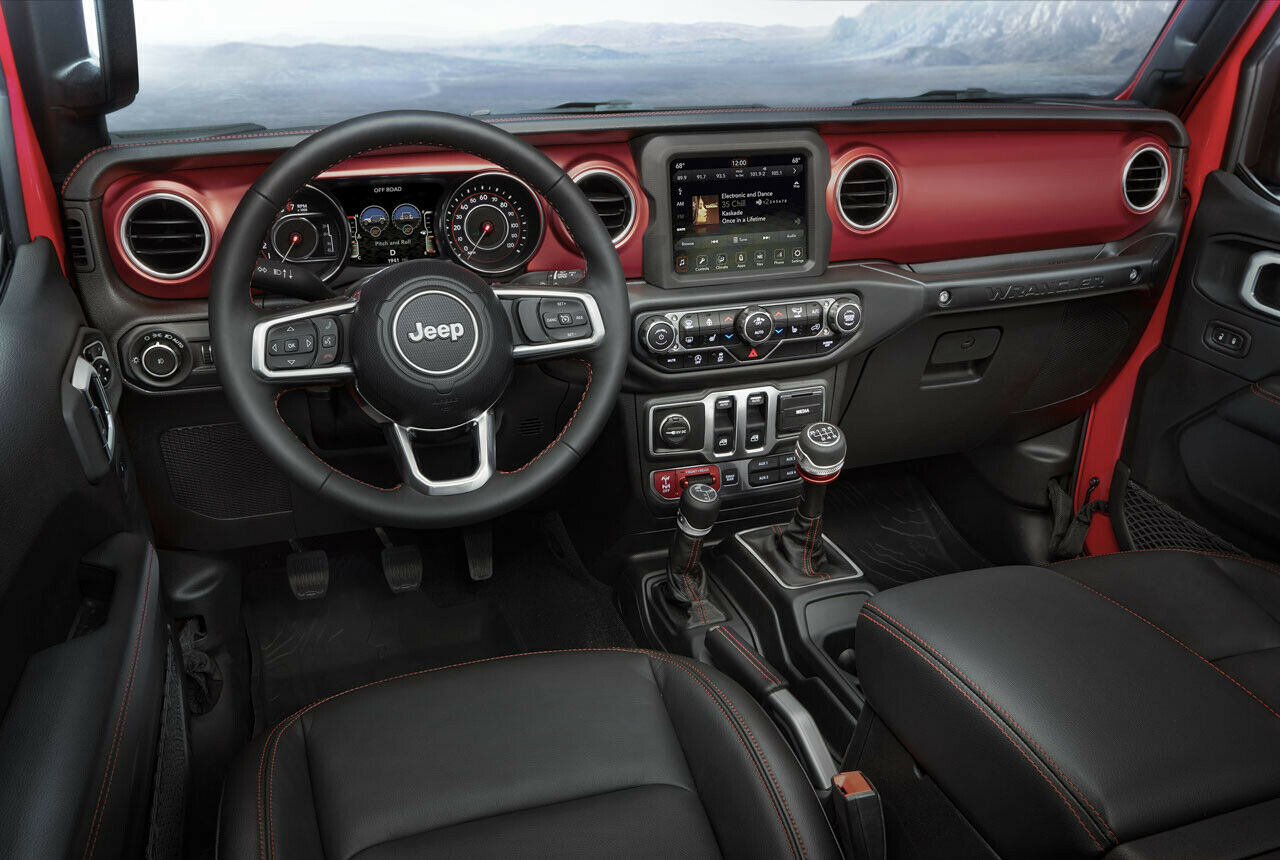 Der Innenraum des Jeep Wrangler: Rechts befindet sich der Hebel für die Gangauswahl, links kann die Untersetzung gewählt werden