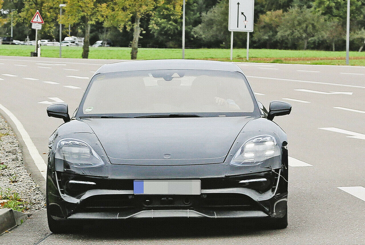 An der Front unterscheiden sich Versuchsfahrzeug (2017) und Concept-Car (2015) des Porsche Mission E recht deutlich