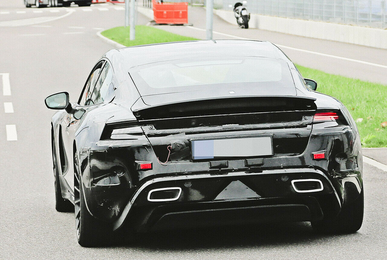 Die Endrohre am Versuchsfahrzeug des Porsche Mission E sind freilich nur Show. Doch beim vom 911er entlehnten Heck könnte es bleiben