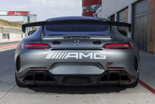 Das Heck des Mercedes GT4. Mehr sollen Porsche Cayman GT4, BMW M4 GT4 und Audi R8 LMS GT4 auf der Rennstrecke gar nicht sehen