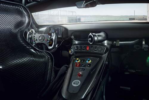 Im AMG GT4 ist neben Sitz und Lenkrad auch die Pedalierie verstellbar. Per Tastendruck? Per Schraubenschlüssel