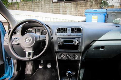 Spartanisch: Das Cockpit des Polo Blue Motion