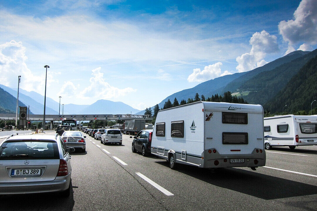 Ab hier kostet es richtig Geld: Urlauber warten an der ersten Mautstation