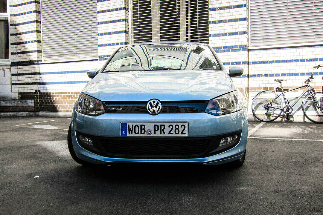 Der geschlossene Kühlergrill kennzeichnet den Polo Blue Motion von außen
