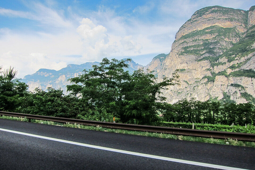 Die Landschaft fliegt vorbei. Die Brennerautobahn erkennt man an malerisch verrosteten Leitplanken