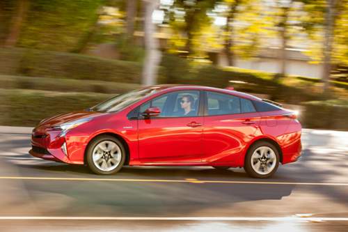 Mit dem Generationswechsel wird der Prius länger, flacher und steifer. Zudem sinkt der Schwerpunkt. Das verbessert die Fahreigenschaften deutlich