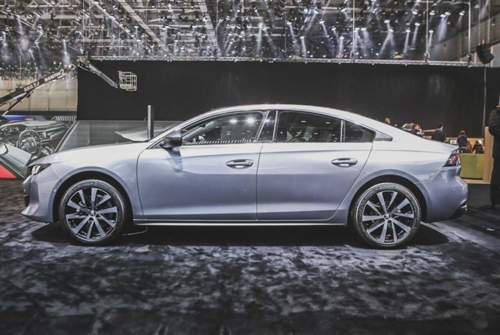 Peugeot 508 II: Die Seitenansicht zeigt einen langen Radstand und kurze Überhänge