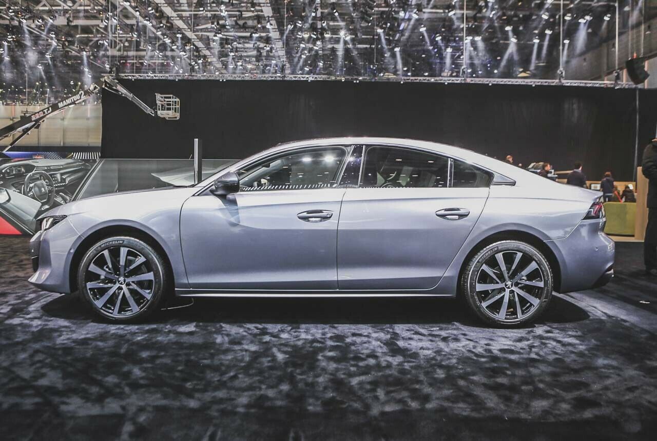 Peugeot 508 II: Die Seitenansicht zeigt einen langen Radstand und kurze Überhänge