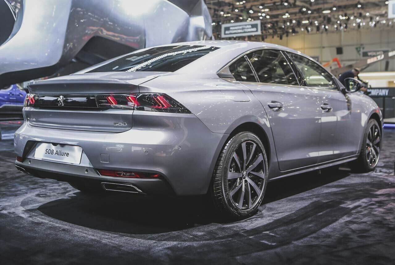 Das hübsche Heck des Peugeot 508 bedeutet: Vor allem auf der Rückbank wird es für groß gewachsene Passagiere etwas enger