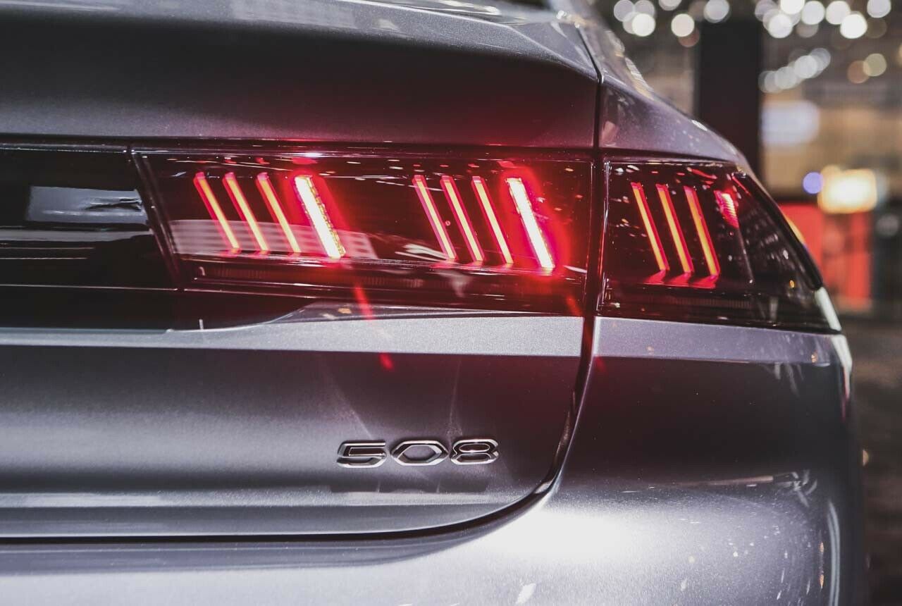 Peugeot 508 Rückleuchten: Die Krallen-Lichtgrafik ist typisch Peugeot