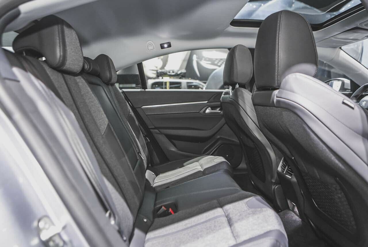 Hinten kann man es aushalten, aber eine echte Limousine bietet mehr Platz: Peugeot 508 II