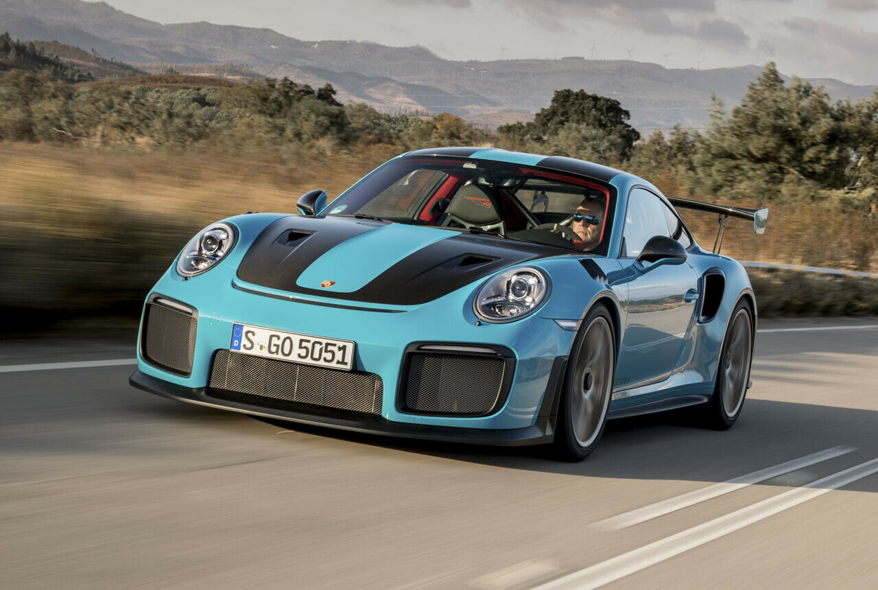 Im miamiblauen Porsche 911 GT2 RS auf der Landstraße: Auch hier funktioniert er fein und kann trotz all seiner Kraft laufen