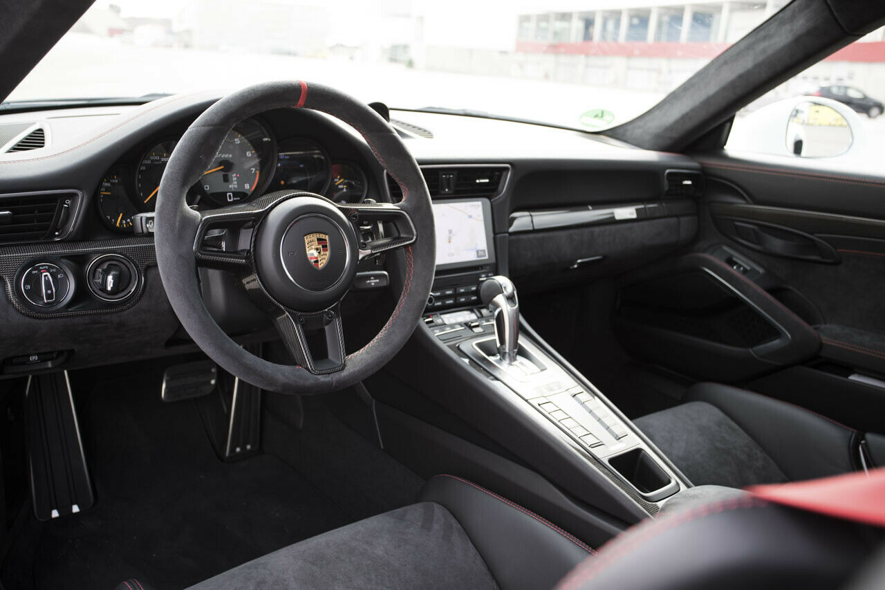 Ein Siebengang-Doppelkupplungsgetriebe steckt serienmäßig im GT2 RS. Für eine manuelle Schaltbox ist er zu schnell