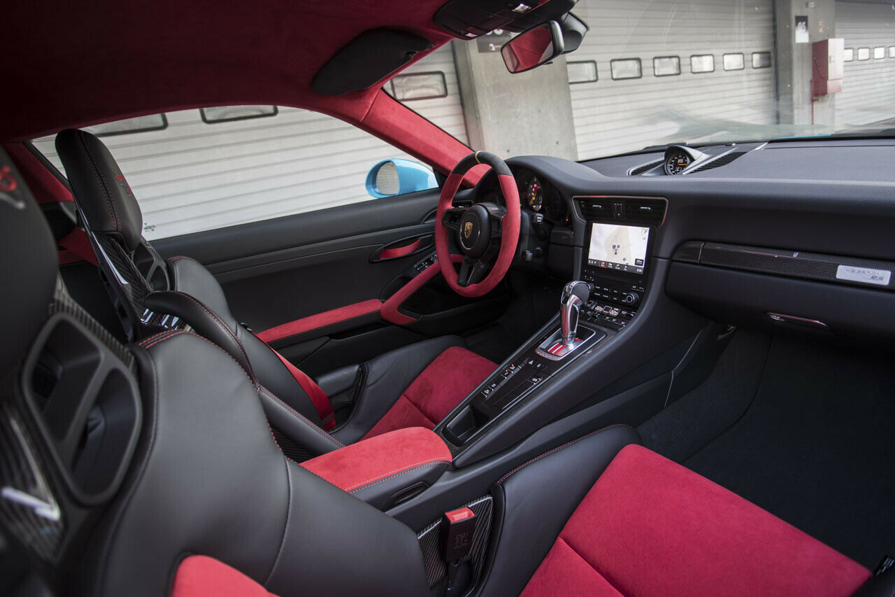 Auf Wunsch gibt es Käfig und Überrollbügel im Porsche 911 GT2 RS