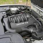 Der Jaguar AJV8, AJ26, rechte Seite, mit Abdeckungen und Zubehör Thermostatgehäuse