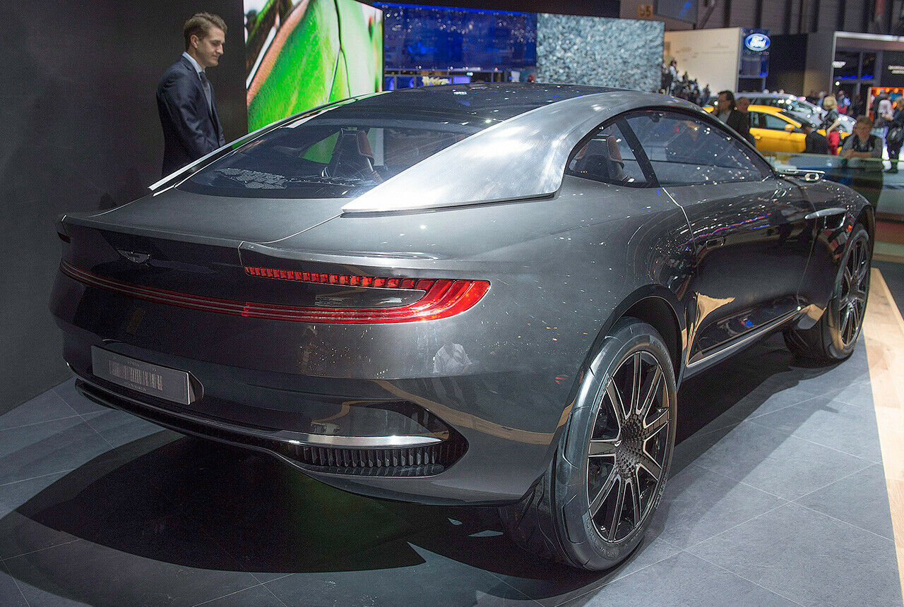 Das Heck trägt die typische Aston-Form, nur an die Höhe muss man sich gewöhnen