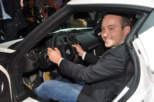 MOTOR-TALK-Redakteur Philipp Monse im Vorserienmodell des Alfa Romeo 4C