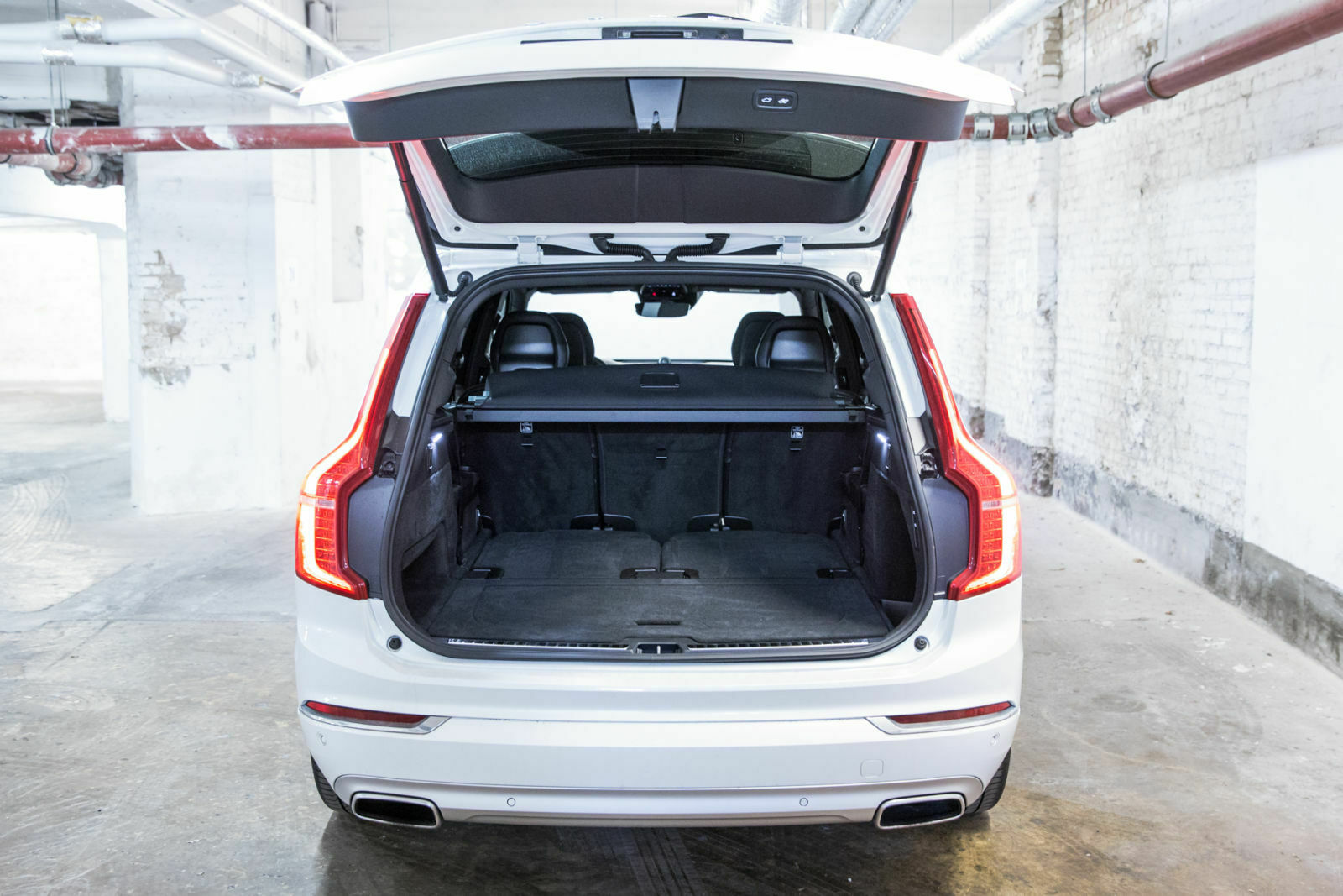 Der Kofferraum des XC90 T8 misst 262 bis 1.816 Liter. Hybrid-Strang und die dritte Sitzreihe kosten 70 Liter Volumen