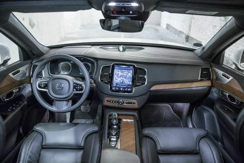 Große Klasse: Leder, Holz und Glas im XC90-Cockpit