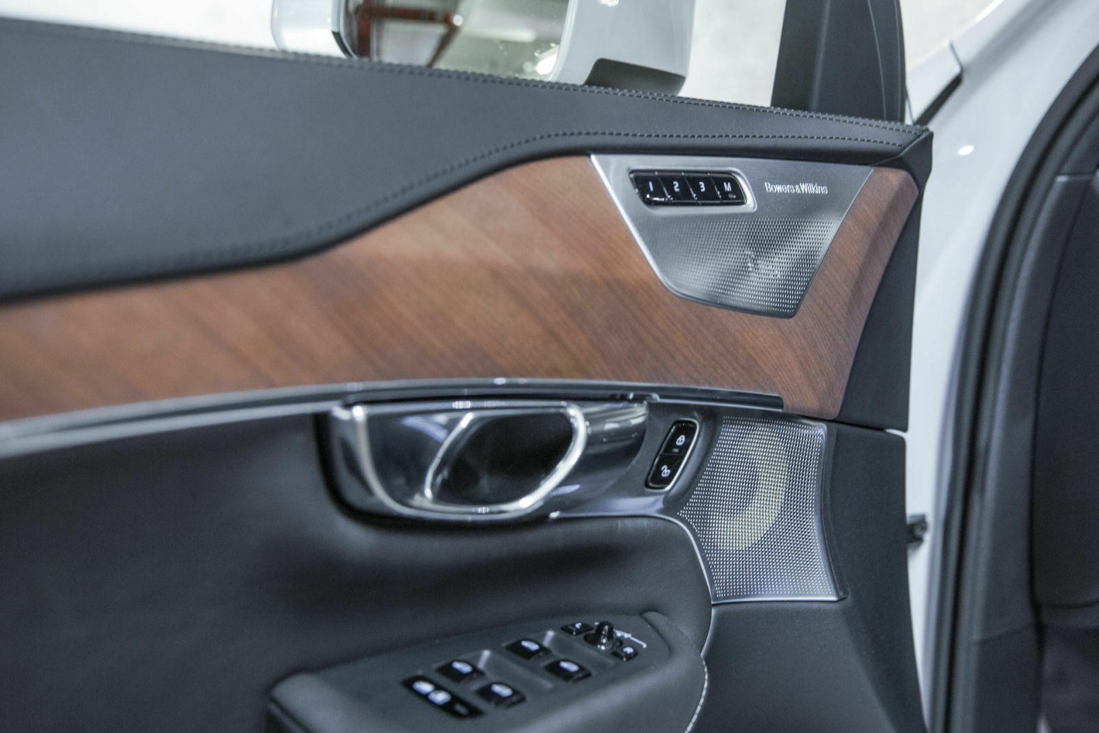Das Holz ist lackiert, fühlt sich aber an wie unbehandelt. Aufpreis Audiosystem: 3.280 Euro