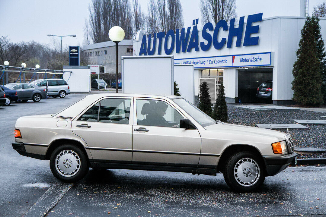 Wasser, Schaum, Wachs: Frisch gewaschen wirkt unser Benz wie ein Neuwagen