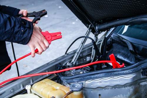 Die benötigen wir hoffentlich nur zum Helfen: Starthilfekabel gehören ins Auto