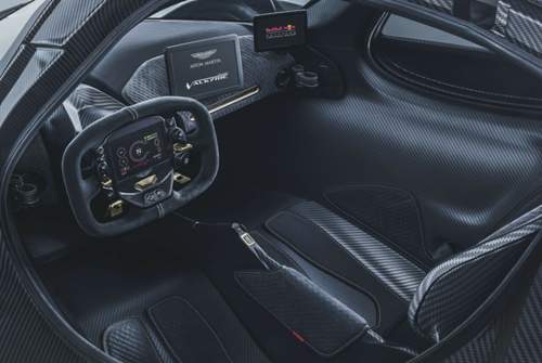 Die Sitze des Aston Martin Valkyrie lassen sich nicht verschieben. Für die optimale Sitzposition kann der Fahrer Pedalerie und Lenkrad verstellen