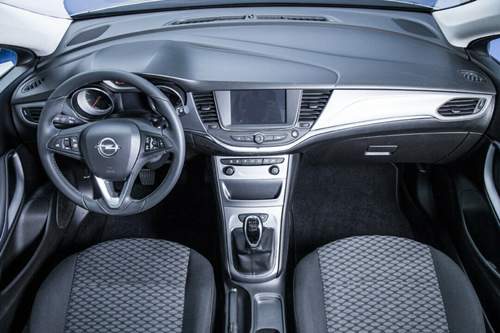 Opel Astra K Cockpit in der einfacheren "Selection"-Ausstattung: In der einfacheren Variante gelang die Navi-Einbindung nicht so gut, dafür überzeugen die verwendeten Kunststoffe